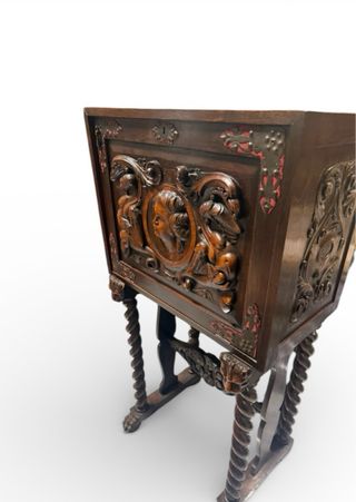 Antiguo bargueño tallado