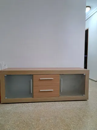 Mueble bajo TV y repisa de madera.