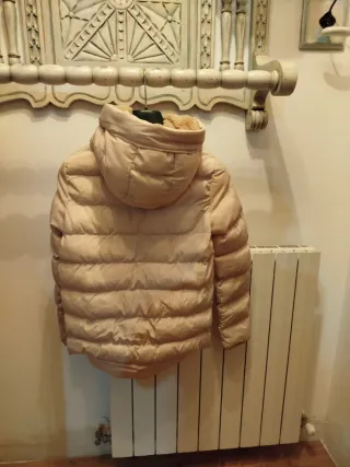 Chaqueta beige acolchada