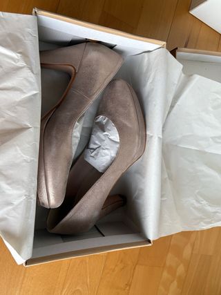 Zapatos de salón tacón mujer beige/dorado