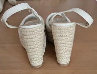 Tacchi bianchi e beige con zeppa