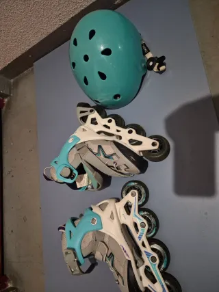 Conjunto patines, casco y mochila