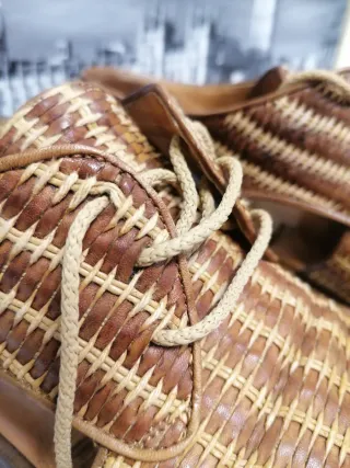 Zapatos de piel trenzada