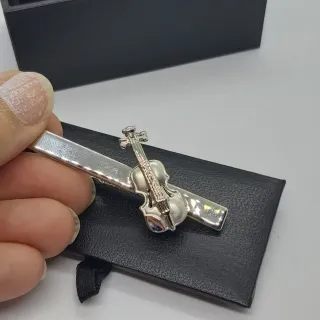 Pinza de corbata violín plata.
