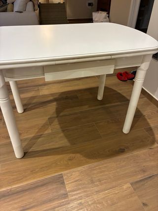 Mesa de cocina blanca y madera