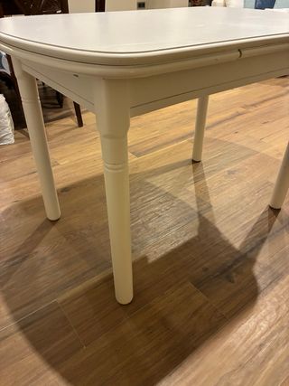 Mesa de cocina blanca y madera