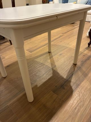 Mesa de cocina blanca y madera