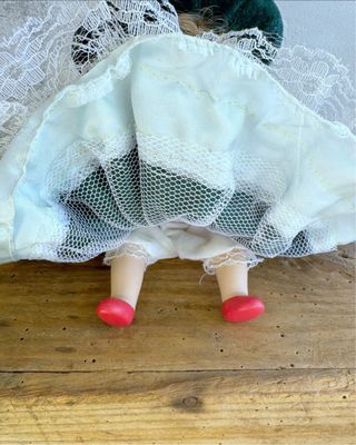 Boneca de Porcelana com Chapéu Verde