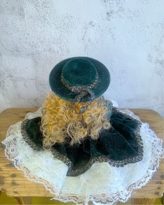 Boneca de Porcelana com Chapéu Verde