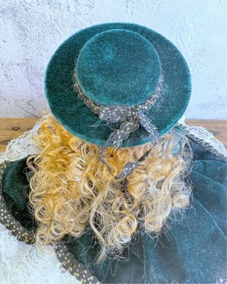 Boneca de Porcelana com Chapéu Verde