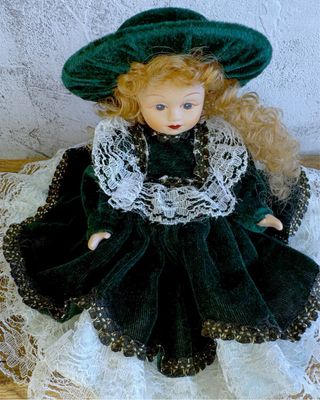 Boneca de Porcelana com Chapéu Verde