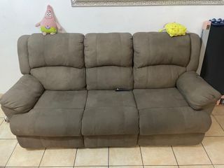 Divano 3 posti con poggiapiedi estendibile