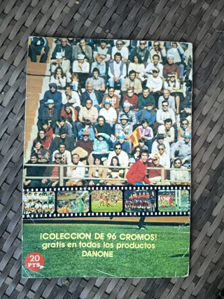 Álbum Fútbol en Acción Danone 82. Incompleto.