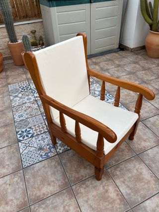 Sillón de madera con cojines