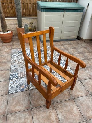 Sillón de madera con cojines
