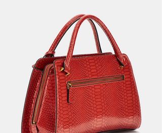Bolso de mano Guess rojo piel serpiente