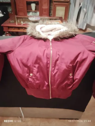 Chaqueta granate con capucha bomber