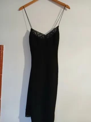 Vestido Guess Negro Encaje Tirantes. Espalda cruza