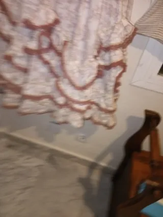 Traje de flamenca niña beige y rosa maquillaje