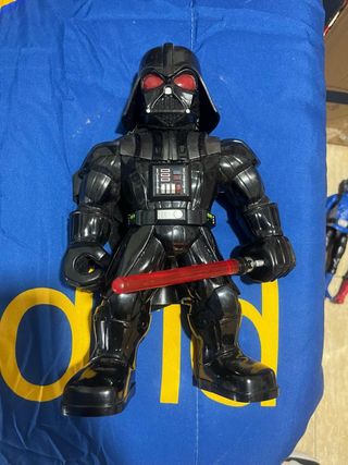 Figura Darth Vader con sable de luz