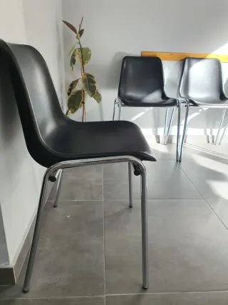 Juego de 12 Sillas Negras Metálicas. 12 euros udad