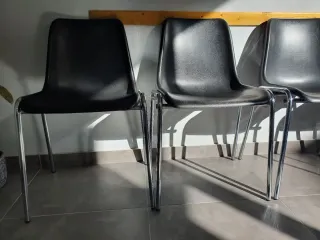 Juego de 12 Sillas Negras Metálicas. 12 euros udad