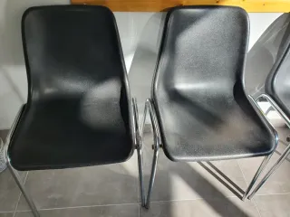 Juego de 12 Sillas Negras Metálicas. 12 euros udad