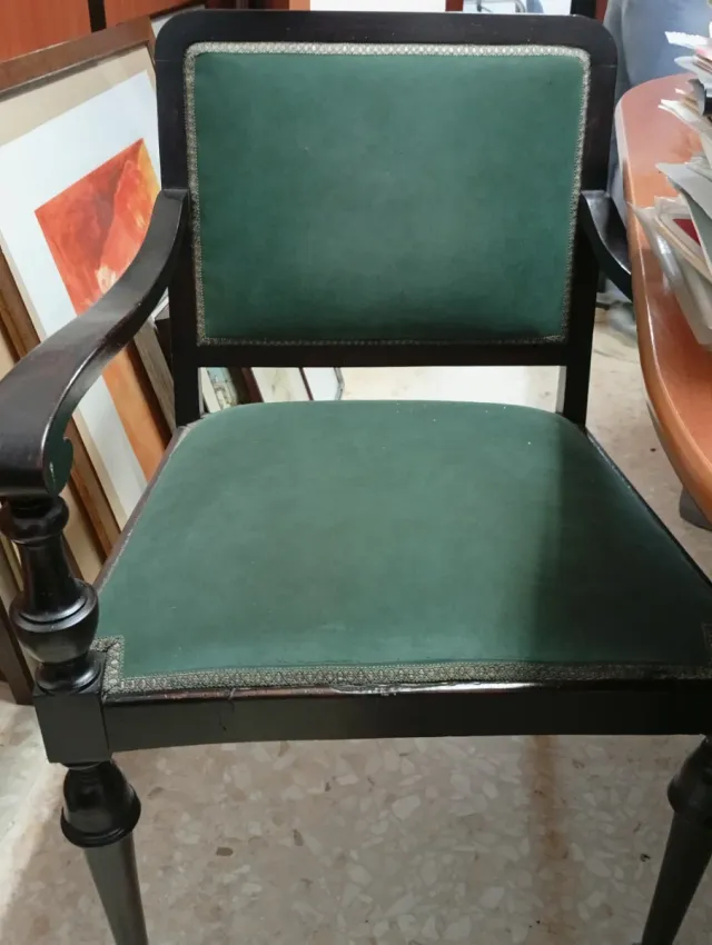 Sillas de madera con brazos y terciopelo