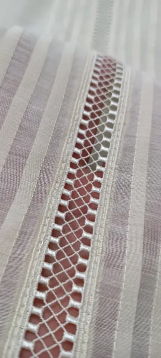 Blusa beige con detalles de encaje