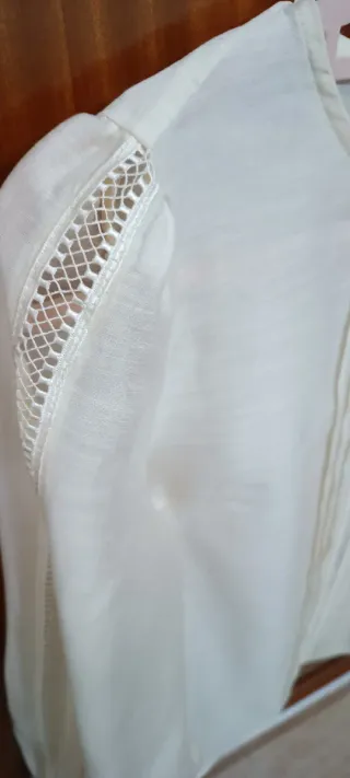 Blusa beige con detalles de encaje