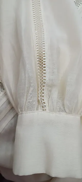 Blusa beige con detalles de encaje