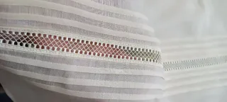 Blusa beige con detalles de encaje