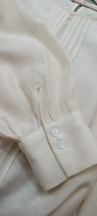 Blusa beige con detalles de encaje