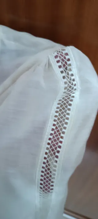 Blusa beige con detalles de encaje