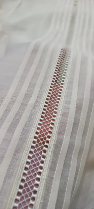 Blusa beige con detalles de encaje