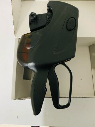 Pistola Etiquetadora UNO y 6 rollos etiquetas