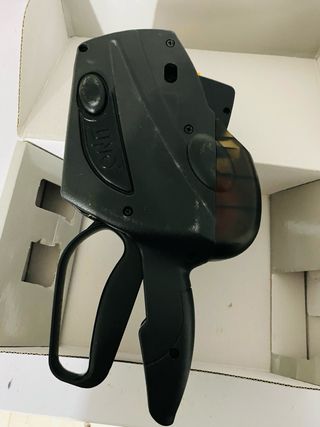 Pistola Etiquetadora UNO y 6 rollos etiquetas