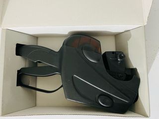 Pistola Etiquetadora UNO y 6 rollos etiquetas