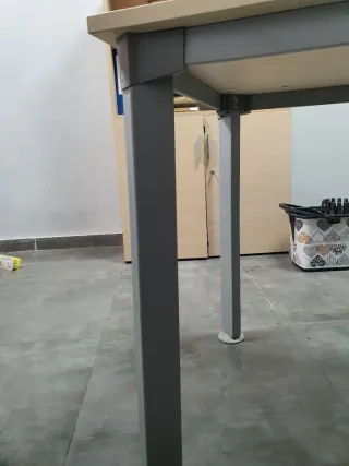 Mesa de madera y metal beige/gris