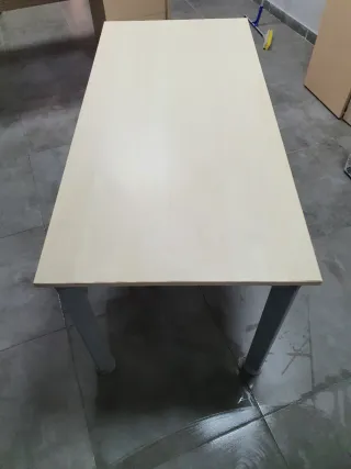 Mesa de madera y metal beige/gris