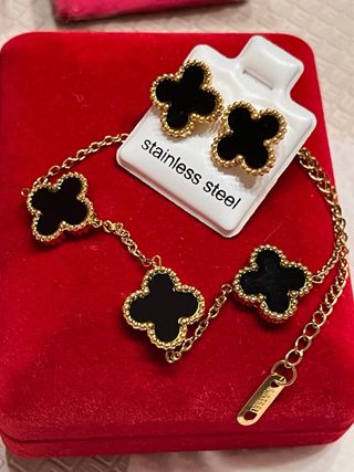 Pulsera Tréboles Negros y Pendientes Dorados