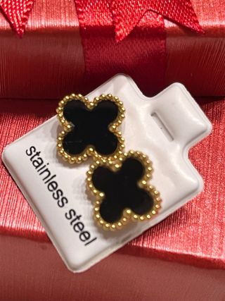 Pulsera Tréboles Negros y Pendientes Dorados