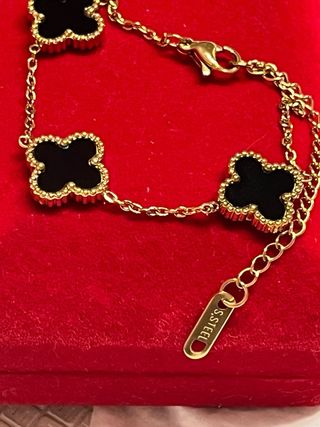 Pulsera Tréboles Negros y Pendientes Dorados