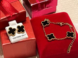 Pulsera Tréboles Negros y Pendientes Dorados