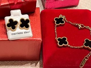 Pulsera Tréboles Negros y Pendientes Dorados
