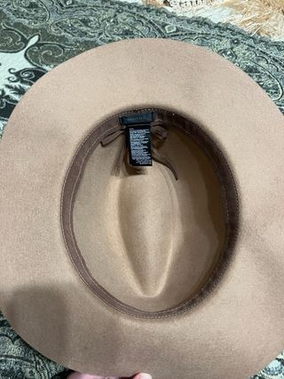 Sombrero de fieltro beige con cinta