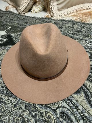 Sombrero de fieltro beige con cinta