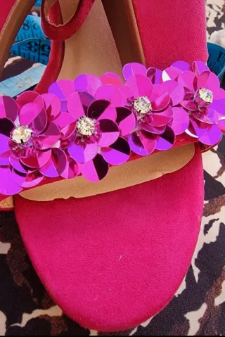 Sandalias tacón fuscia flores 41