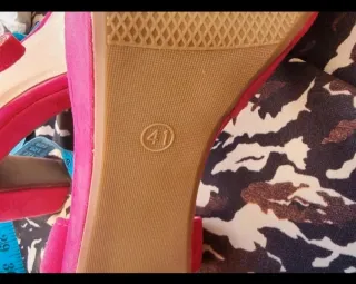 Sandalias tacón fuscia flores 41