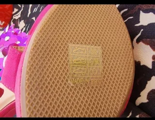 Sandalias tacón fuscia flores 41